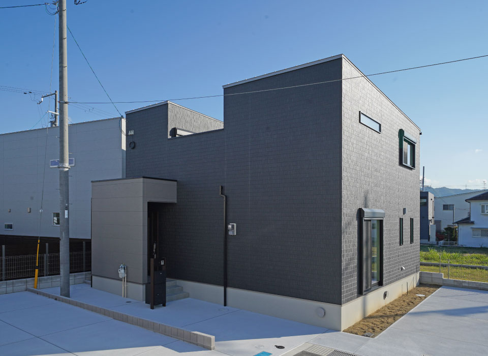 休日をもっと楽しく。家族時間を彩るプライベートテラスが広がる家